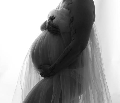 photo grossesse noir et blanc